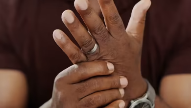 When the fingers of a man were suddenly swollen like a table tennis ball, the doctor made it unconscious to know it during the investigation