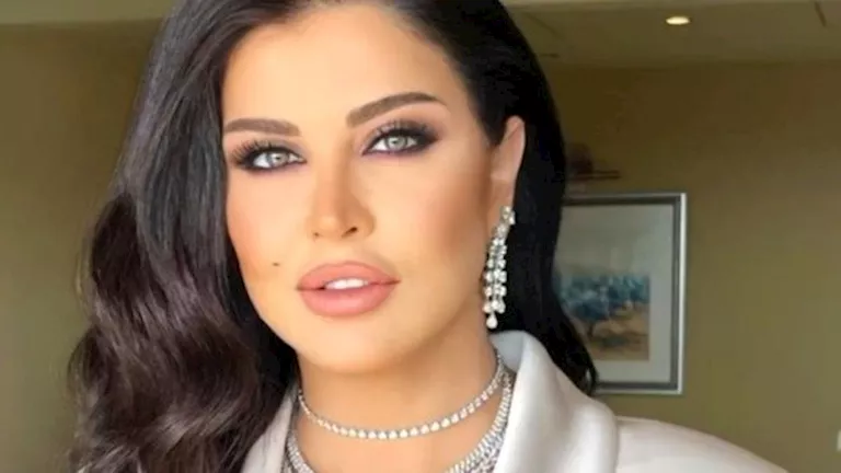 بتنورة-قصيرة-و-“تيشيرت-بـ60-ألف-جنيه”.