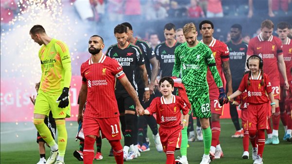 يوم-تاريخي-في-أنفيلد.-فان-دايك-يتسلم-درع-الدوري-من-أسطورة-ليفربول