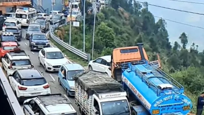 Tourists who are upset by terrible jam in the tourist season gathered the abundance of tourists in Mussage; 4.5 hours to visit 35 km – Dehradun Mussaoorie Traffic Jam