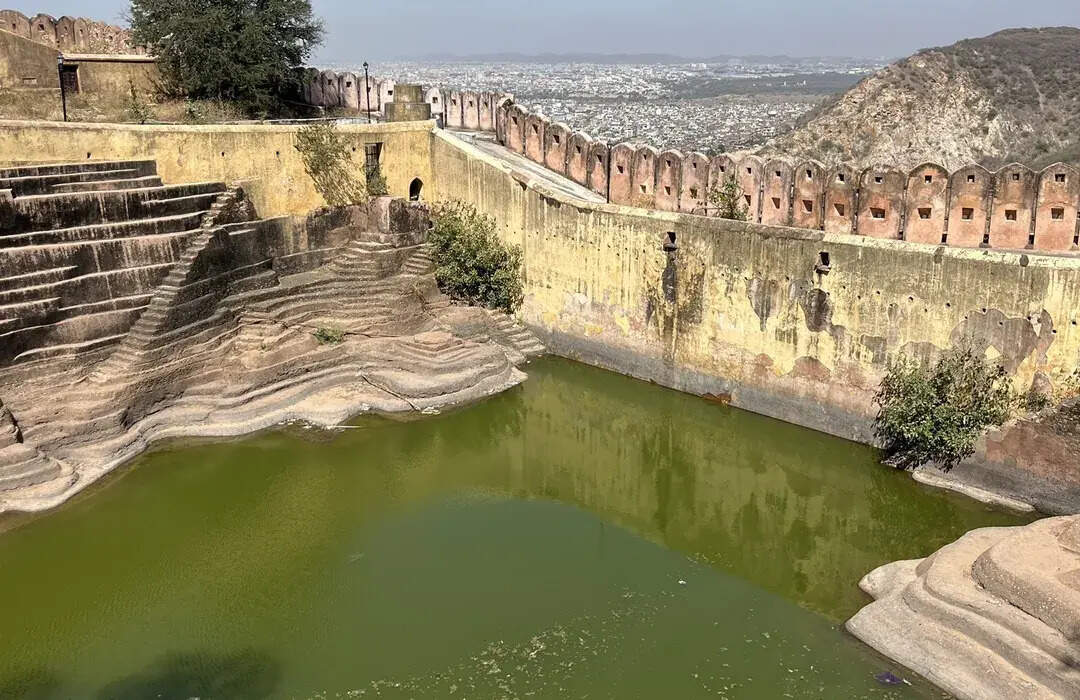 On its own, the walls of this Fort Rajasthan who collapsed at night, the horrible secret of 9 palaces in the documentary will make you sleep