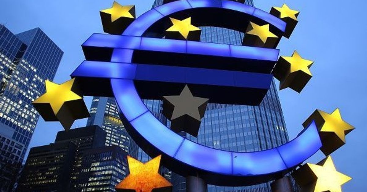Currency traders give the dollar price in favor of the euro in the options market