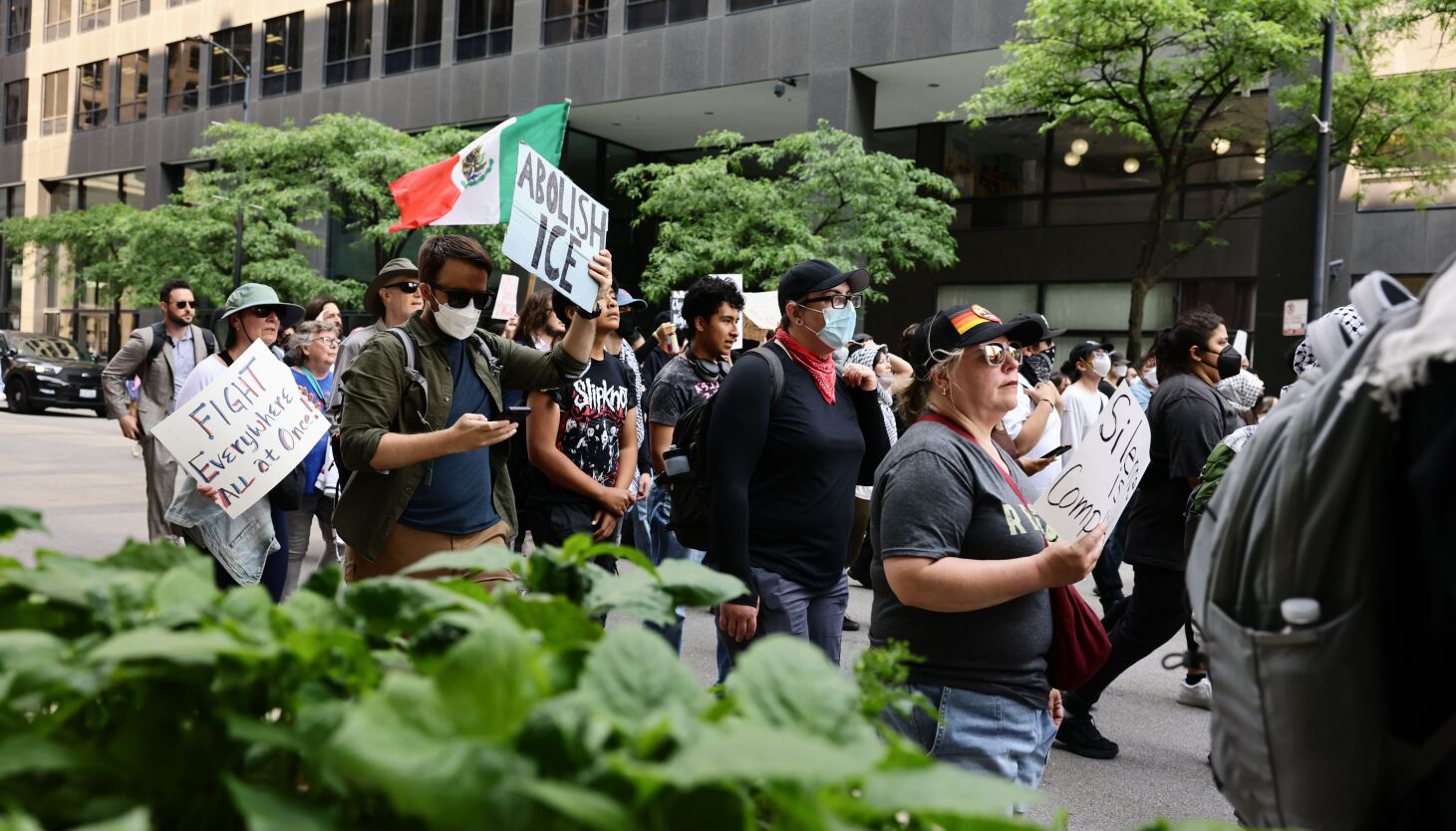 thusands-earn-to-say-ice-raids-in-chicago,-l-a.