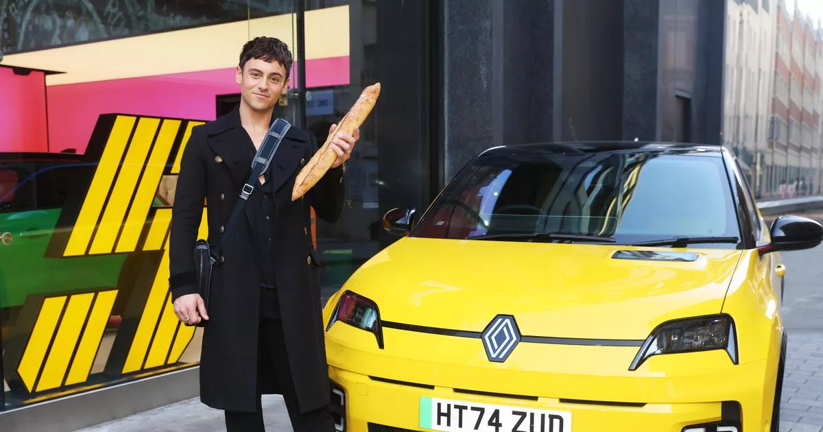 Tom Daley Spotted MAKING USSE OF HIS CAR’S NEW HOLDER – The First of Its Kind – ryan