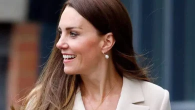 middleton’s-hotfoot-to-jewelyry-sign-has-up-to-50%-off-at-the-side-of-52-off-her-earrings