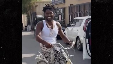 antonio-brown-all-smiles-on-bike-scramble-despite-warrant