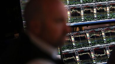 Wall Street indicators hold the standard levels amid the rise of the dollar