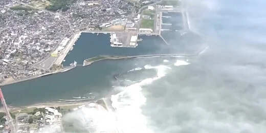 The orgy of destruction in Russia! Earthquake came first and waves of tsunami, people were seen running to save their lives in video