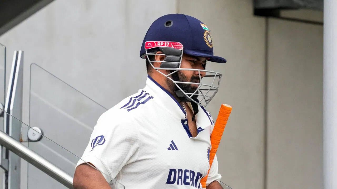 Rishabh pant broke the six with a broken leg, Dhoni-Rohit-Viv Richards Records. This turn will always be remembered