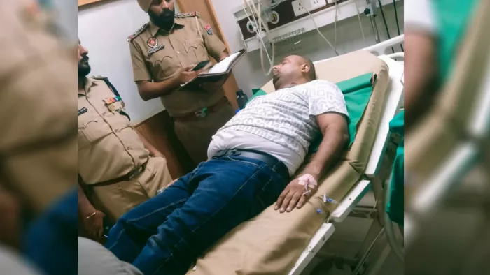 Three youths entered the clinic in the Ferozepur shooting, the doctor shot; Hospital undergoing treatment – three youths have submitted a clinic in Ferozepur and opened the doctor. The doctor was shot that he was treated in the hospital