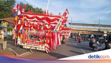 Before the 80th anniversary of the Republic of Indonesia, the red and white flag seller began to bump into mataman