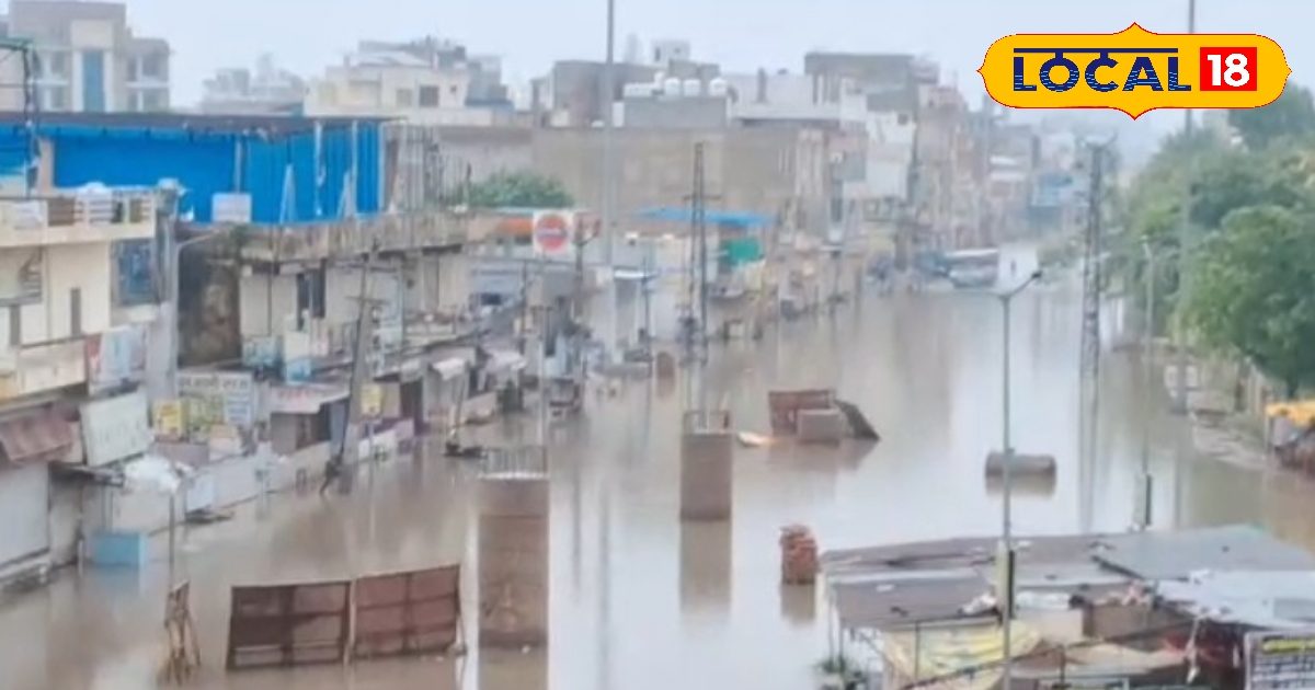 Sikar Rain Alert: Fatehpur has become an island due to heavy rain, passengers trapped in the bus of the roads, rescue of JCB