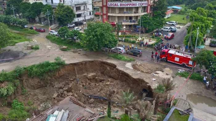 A dozen vehicles from Raw Road in Sushant Aquapolis Township in Ghaziabad created heavy rain heavy rain – NCR Ghaziabad Road falls in the Sushant Aquapolis vehicles underwater