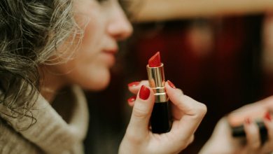 Make the desired nail polish at home with broken lipstick