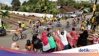 Residents of Banyuwangi celebrate the Tour de Ijen from the side of the road to the screen