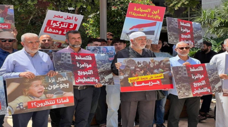 “كيف تكون بتل أبيب وتتظاهر ضد مصر؟”.. غضب وسخرية بين المصريين بعد وقفة أمام سفارة القاهرة بإسرائيل
