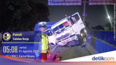 The truck overturned on the toll road in the direction of Soetta was not evacuated, traffic was derived