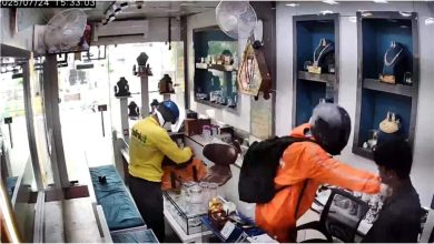 Jewelry worth 20 lakhs in broad daylight by becoming online delivery boy in Ghaziabad