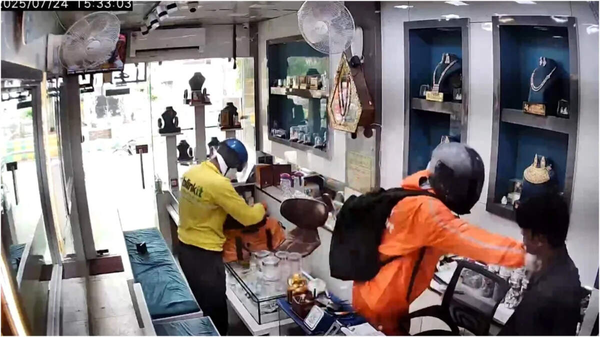 Jewelry worth 20 lakhs in broad daylight by becoming online delivery boy in Ghaziabad