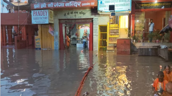 Floods in Varanasi: Ganga water in Kashi walked in the direction of the city, water filled in areas with reversal flow – water from ganga flowed to the city due to reverse flow water, filled the low lie in Varanasi