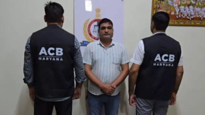Sonipat Crime: The school clerk has a bribe of Rs 30 Lakh, the police inspector of Delhi, who is accused of claiming 1 crore – NCR Haryana Clerk arrested for 30 Lakh Rupees bribes Delhi Police Inspector under the investigation