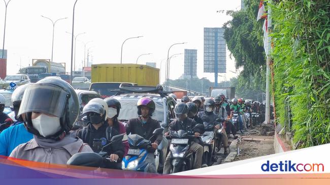 Dishub’s officers traded at TB Simatupang in the morning.