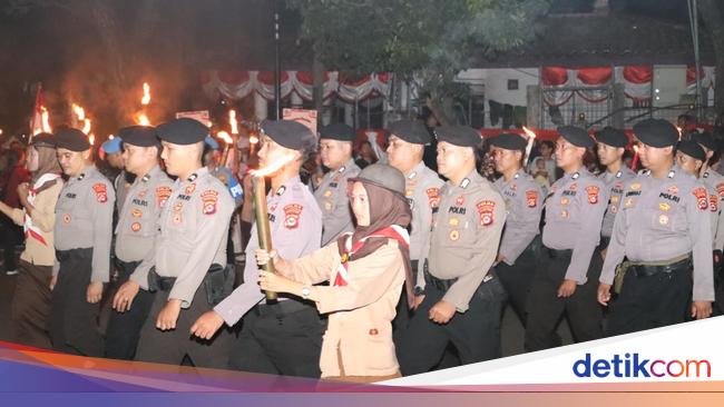 Banten Pansda Torch Parade in Serang City to welcome the 80th anniversary of the Republic of Indonesia