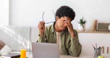طبيب يقدم تمارين للعين لتحسين الرؤية وزيادة التركيز
