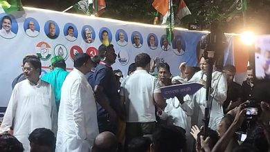 Rahul Gandhi gave the key of the home to the family of Dasharatha Manjhi during the public meeting of voter rights Yatra in Gayaji