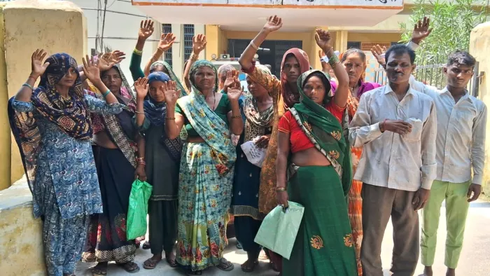 People who are hungry in the midst of the flood of ganga in Garhmukteshwar are accused of not giving food grains – the administration of the female account account of no ration Uttar Pradesh