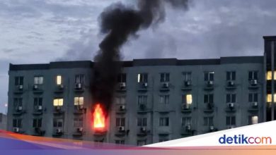 The fire broke out in the Western Jakarta apartment, black smoke came up high