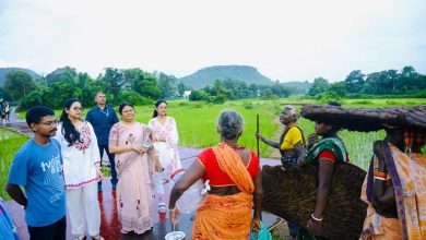 Sita Soren met residents in Nemra, former chief minister Shibu Soren