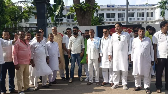 MUNGER NEWS: Rahul -TjaKwi did not get permission to stay at night, opposition leaders met and protested – Rahul Tejaswi may not stay overnight at the Munger airport
