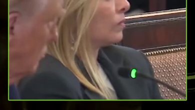 تعابير وجه رئيسة الوزراء الإيطالية جورجيا ميلوني خلال اجتماع القادة الأوروبيين مع ترامب في…