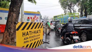 Abadi excavation makes traffic jams in Jakarta so