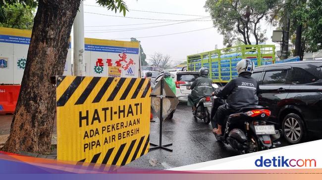 Abadi excavation makes traffic jams in Jakarta so