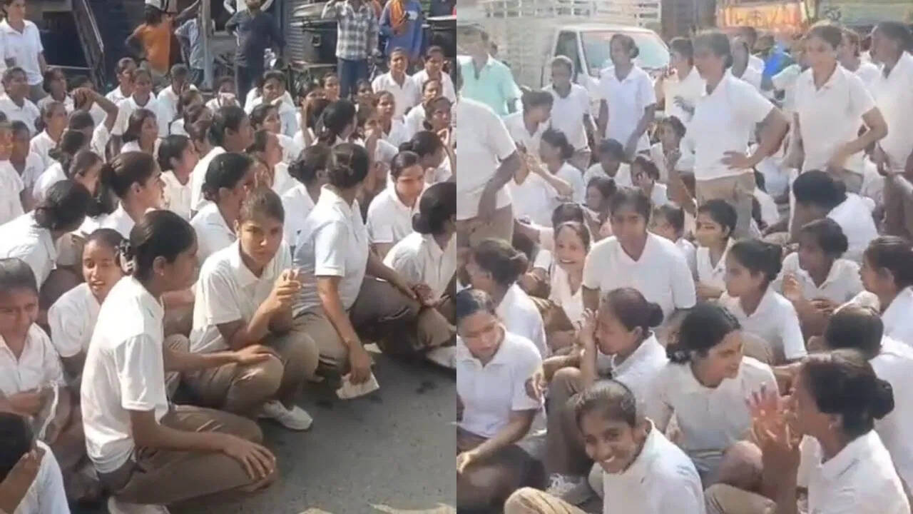 Rioting by trainee women -soldiers in Gorakhpur, 600 soldiers on their way to the singing of the Training Center