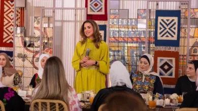 تمزج بين الكثير من القطع والماركات المختلفة في إطلالاتها بطريقة ذكية وأنيقة وقد اخترنا لك باقة…