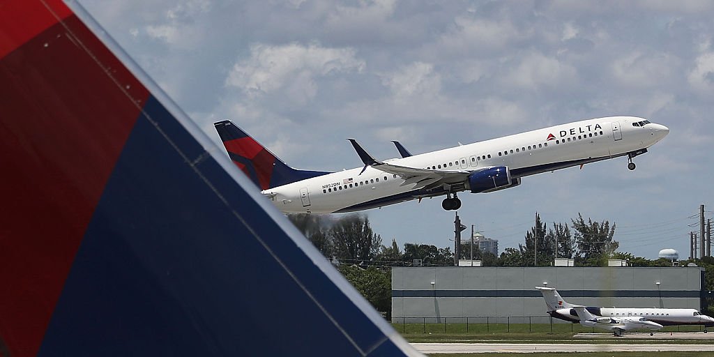 delta airlines plane